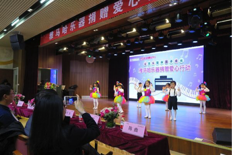 音乐之声暖寒冬 MRCAT猫先生乐器捐赠爱心行动走进中国儿童中心艺术宫